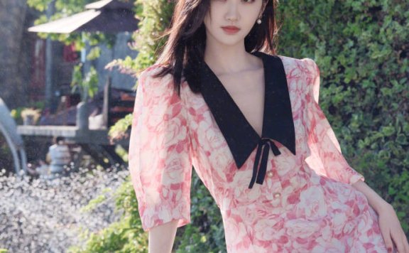 景甜穿粉红花纹长裙清新优雅!曼妙身材美丽动人