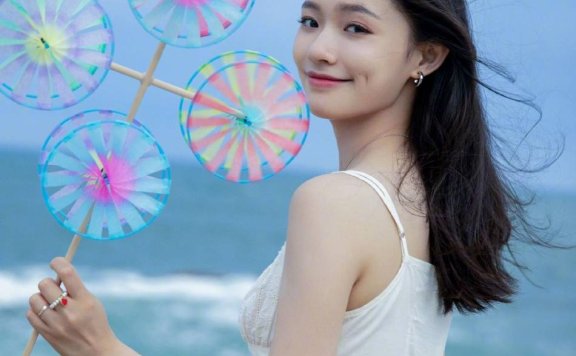 林允穿白色露肩裙大秀美腿!简单自然美的怦然心动