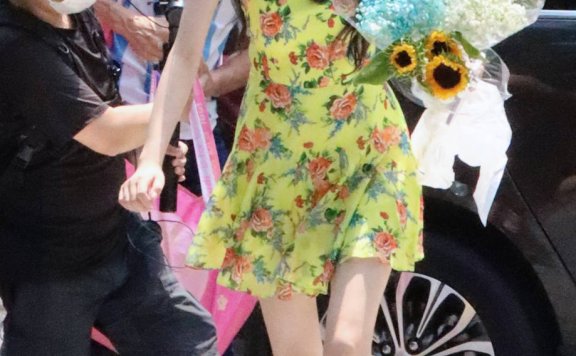 孙怡穿抹胸碎花裙超甜美！好似芭比娃娃