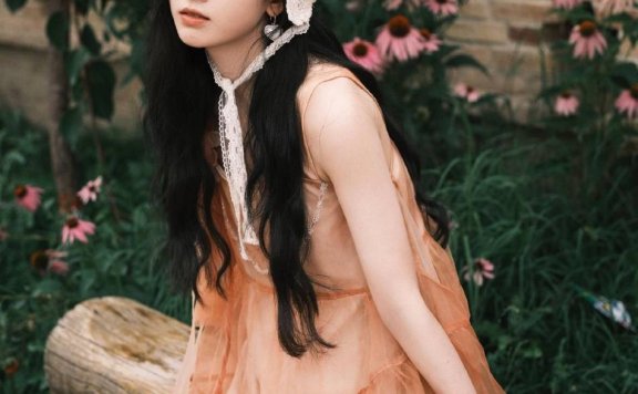 鞠婧祎穿橘色纱裙搭蕾丝头巾大秀香肩！拉车扶手更是楚楚动人