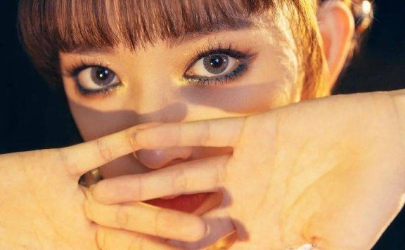 程潇穿金色亮片裙大秀美腿!魔鬼身材性感妖艳