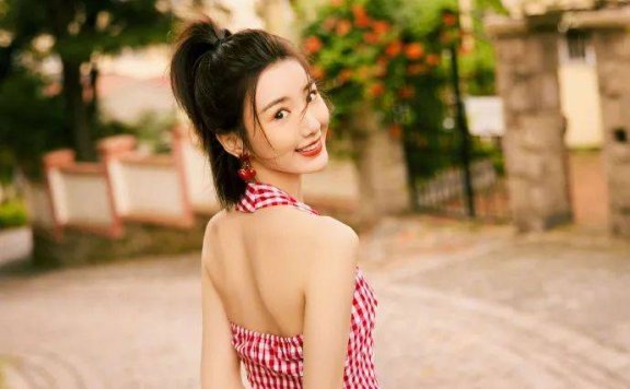 毛晓彤穿吊带红白衣裳大秀美背！回眸一笑百媚生