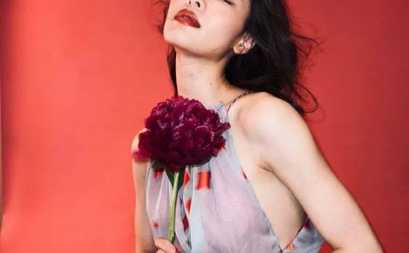 钟楚曦穿露肩短裙大秀曼妙身材！曼妙身材尽显无遗