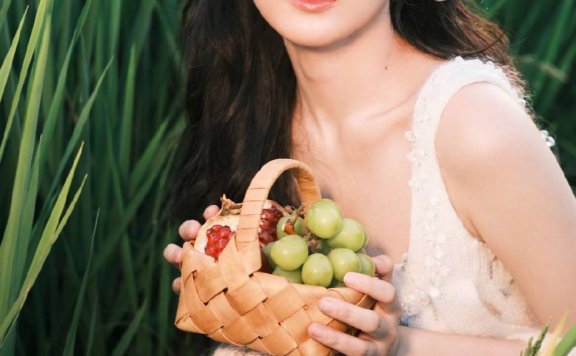 宋祖儿田园风写真清丽脱俗!戴碎花头巾美若天仙