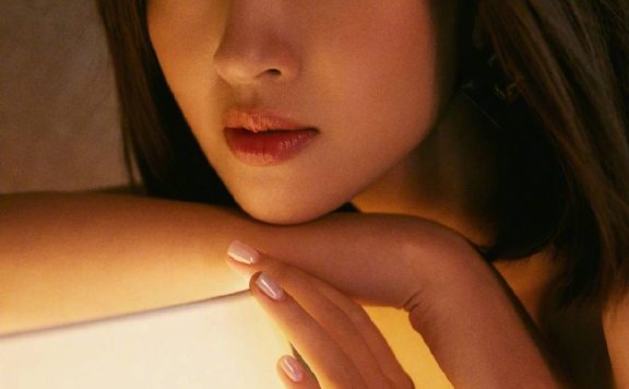 唐艺昕身穿紧身长裙身姿婀娜多姿!五官精致太迷人