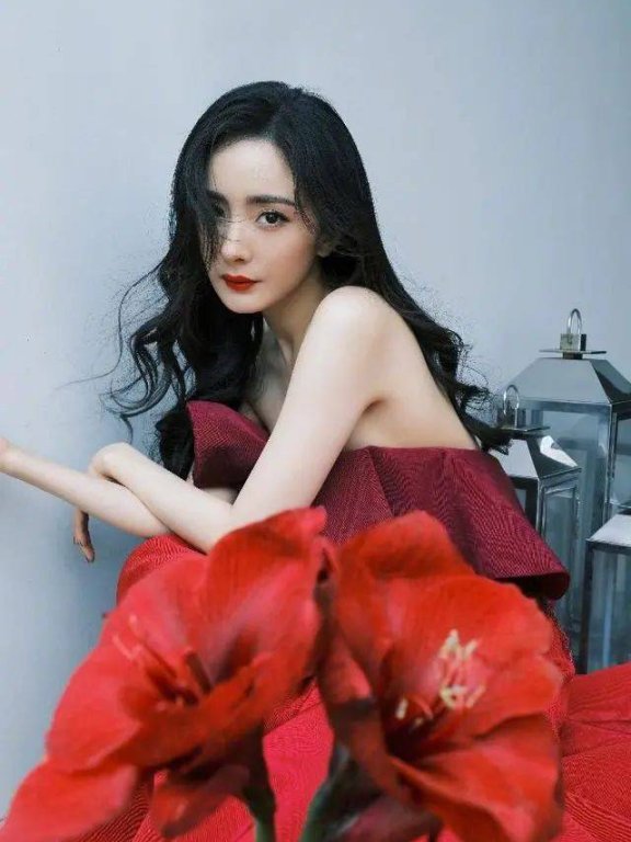 杨幂身穿红色抹胸裙大秀白皙美背!成熟妩媚香艳迷人