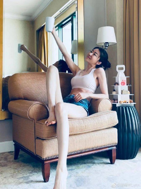 熊黛林穿运动背心大秀事业线和美腿!魔鬼身材性感火辣