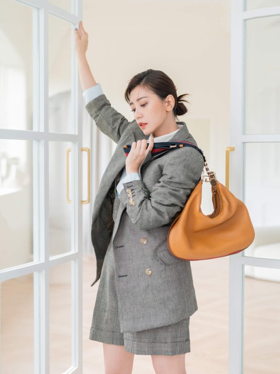 一个G形钩环玩转多种背法与轮廓:Gucci全新Attache手袋