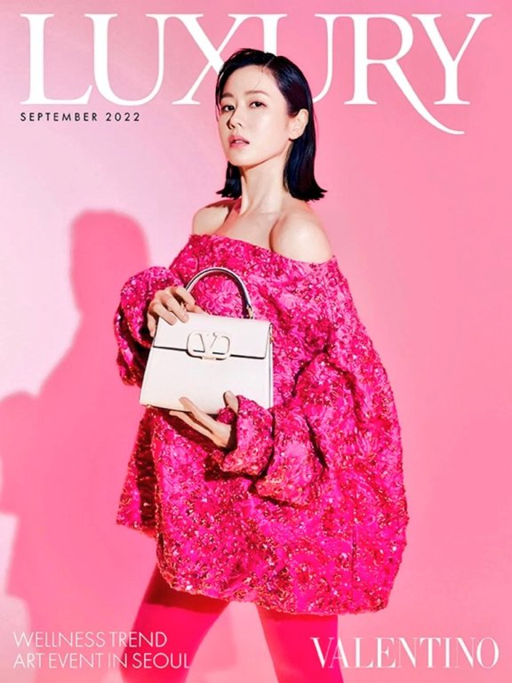 怀孕后首登杂志!孙艺珍穿Valentino芭比粉,还梳起利落旁分、手拎“艺珍手袋”