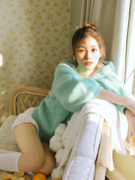 阳光下的丸子头美少女肤白貌美私房图片写真