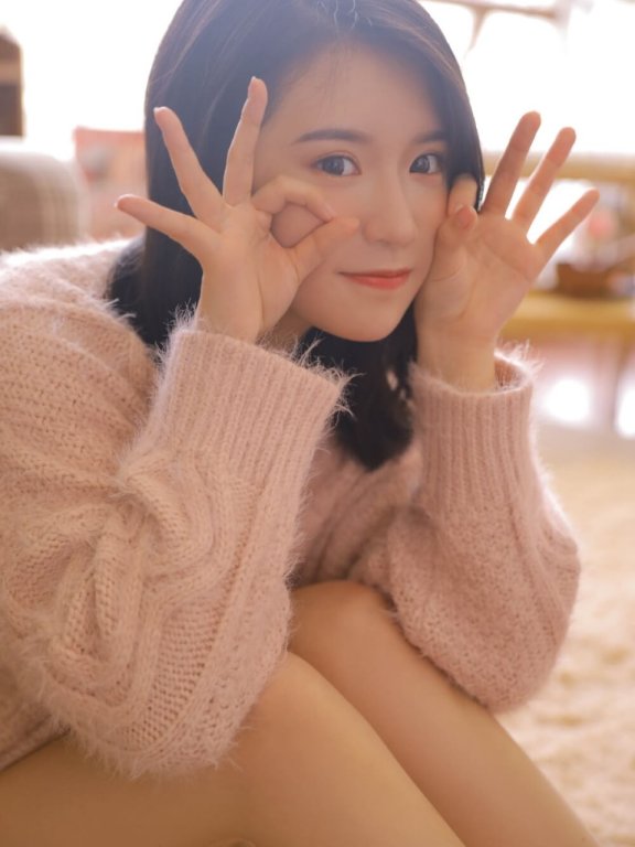 居家美女超短裤大长腿粉嫩迷人私房写真