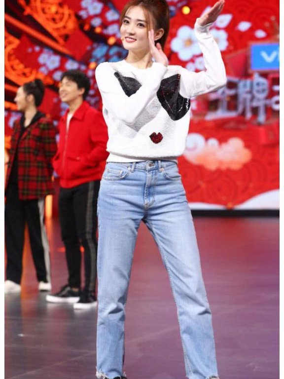 徐璐穿搭简单却很显白,关键衣服还“沾两片木耳”