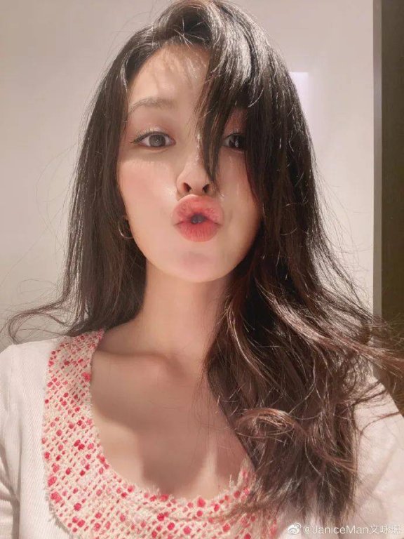 文咏珊晒靓丽卖萌写真!笑容甜美让人心动