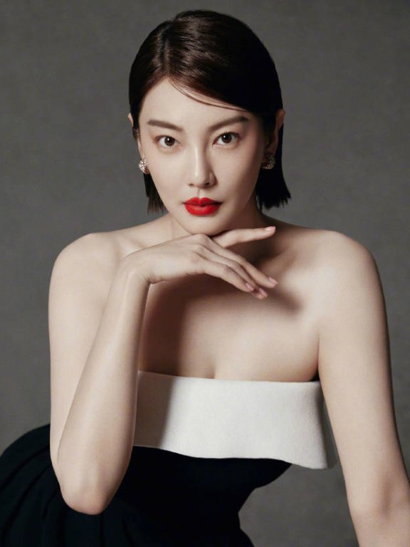 张雨绮穿抹胸黑裙大秀白皙香肩!魔鬼身材性感迷人