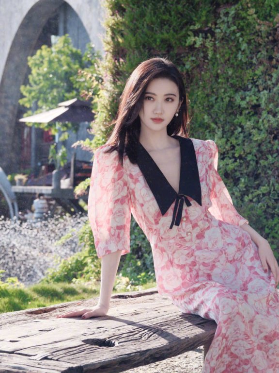 景甜穿粉红花纹长裙清新优雅!曼妙身材美丽动人