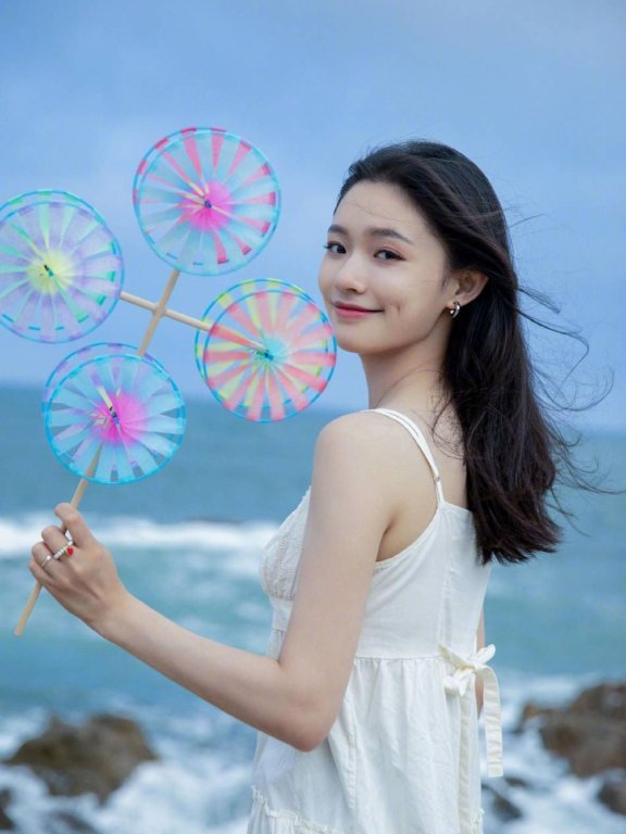 林允穿白色露肩裙大秀美腿!简单自然美的怦然心动