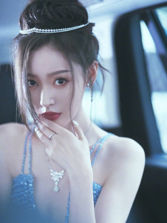 张天爱穿蓝色长裙大秀香肩!气质高贵仙气十足