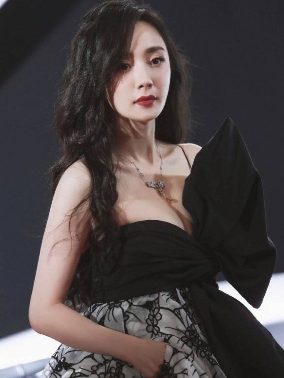 杨幂众多美艳写真大秀事业线!肤白貌美性感撩人