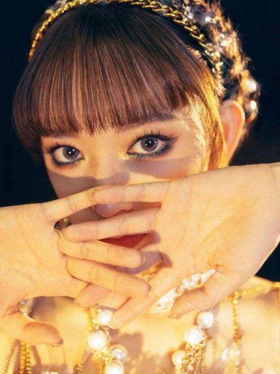 程潇穿金色亮片裙大秀美腿!魔鬼身材性感妖艳