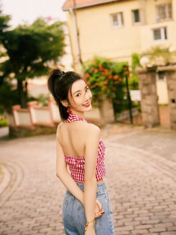 毛晓彤穿吊带红白衣裳大秀美背!回眸一笑百媚生