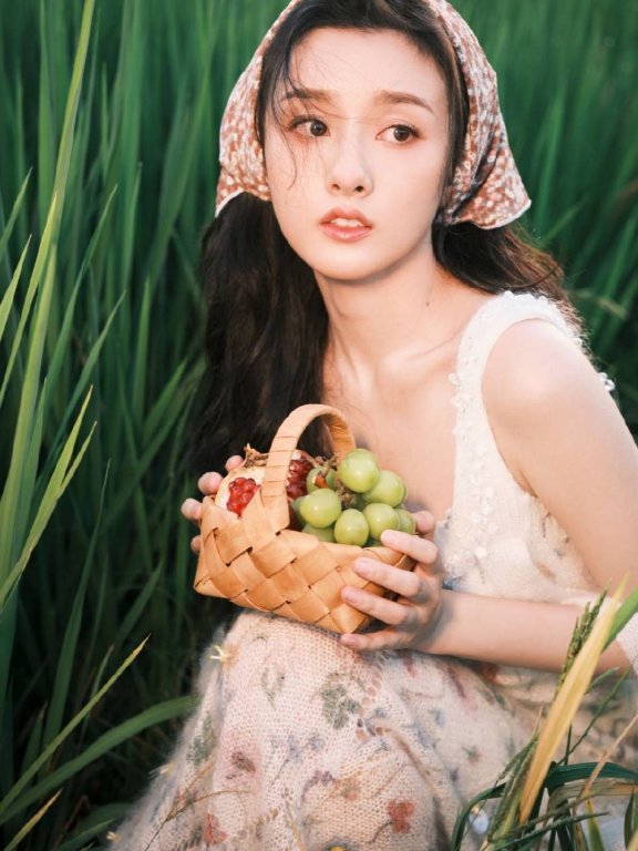 宋祖儿田园风写真清丽脱俗!戴碎花头巾美若天仙