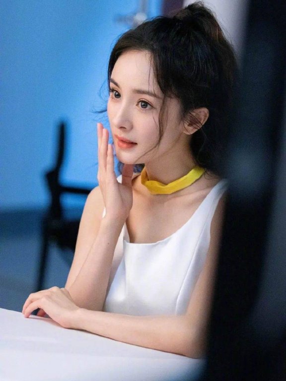 杨幂身穿一袭吊带白色连衣裙,宛若天仙!