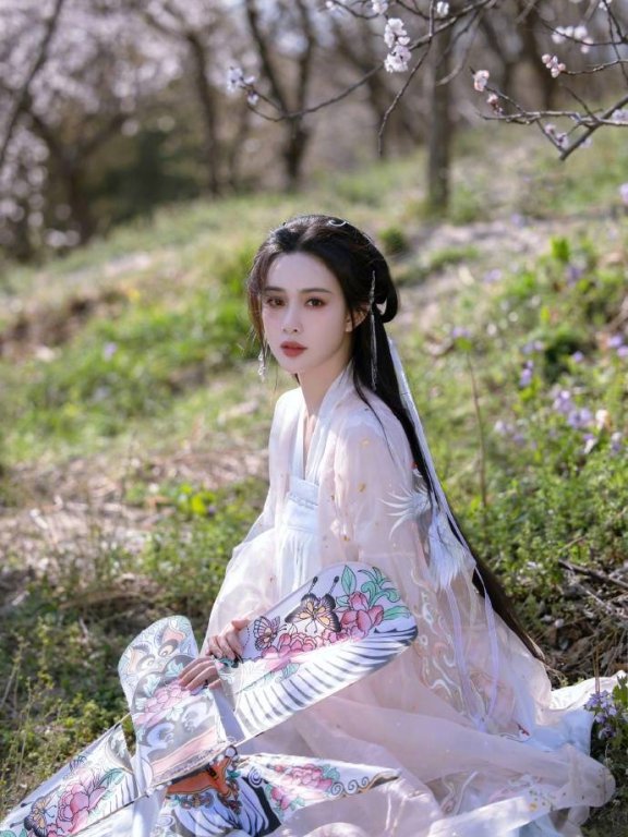 孟子义最新美图魅力十足!樱桃小嘴很撩人