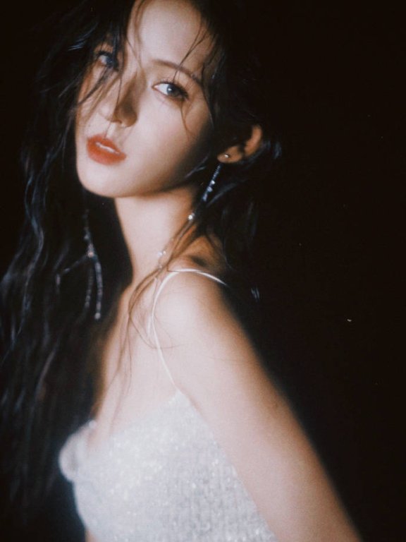 张予曦穿碎钻高开叉吊带裙!肤白貌美大长腿性感迷人