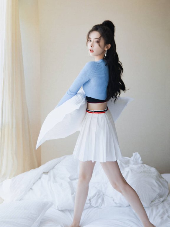 古力娜扎蓝色上衣搭百褶裙!大长腿性感迷人