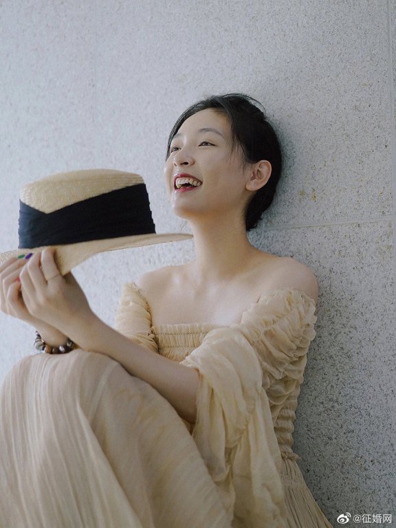 吴倩穿抹胸浅黄长裙大秀香肩美背！雪肤玉貌太性感迷人