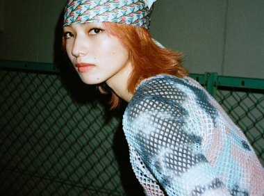 告别招牌厚刘海和黑发，小松菜奈染了一头惊喜的粉橘发