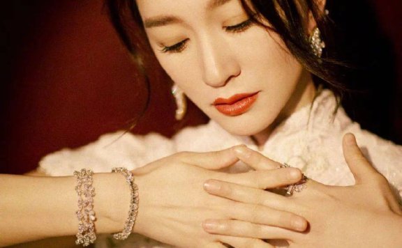 李小冉一袭白色蕾丝旗袍美呆了!魔鬼身材HOLD住眼球