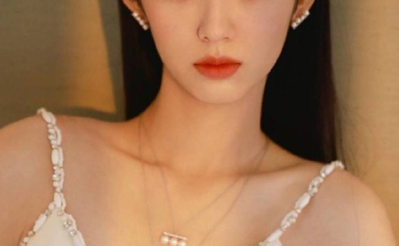 周也穿白色吊带拖地长裙大秀香肩!性感迷人太有女人味了