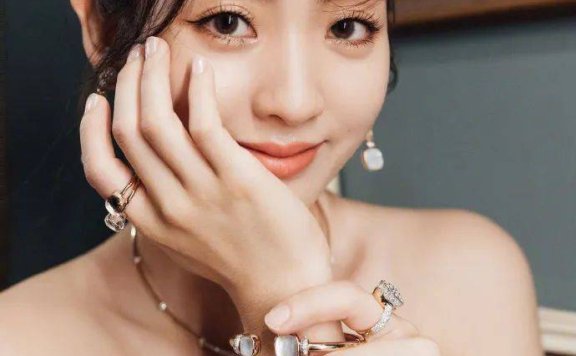 邢菲穿抹胸衣裳大秀香肩!肌肤娇嫩如雪太美丽