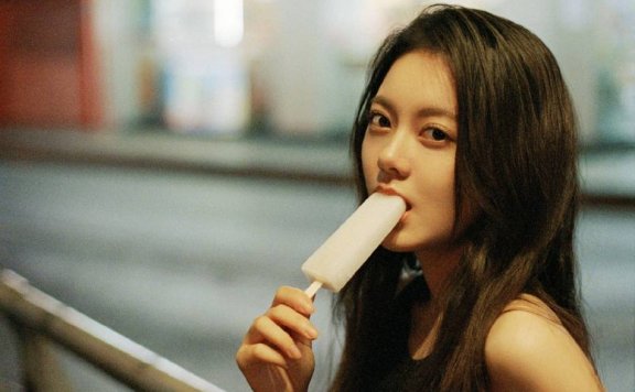 赵今麦黑色无袖背心大秀香肩!20岁生日氛围感写真魅力十足