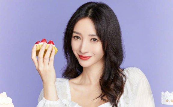 性感女神柳岩身穿白色薄纱上衣!精致干练美得让人心动