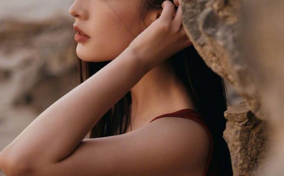 李沁红白两色写真大秀曼妙身材!长发飘逸温柔妩媚