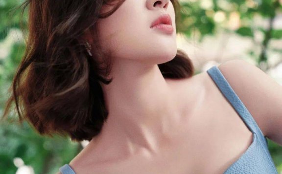 美女唐艺昕穿蓝色吊带露出事业线!朱唇红润性感撩人