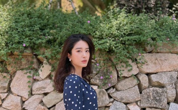 杨采钰穿蓝色波点长裙清丽脱俗!曼妙身材美得不可方物