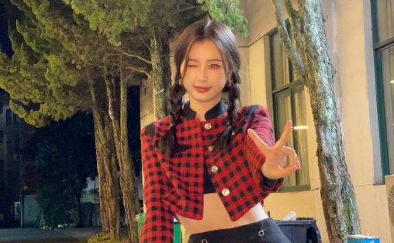 虞书欣穿短款露腰上衣大秀纤腰!肤白貌美性感撩人