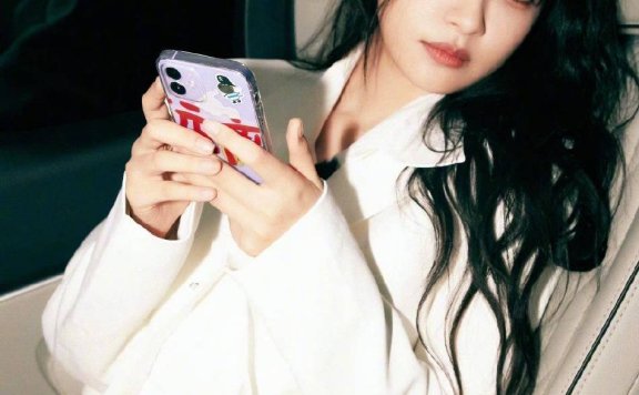 孙怡身穿白色西装大秀美腿！满满的朦胧复古质感女人味十足