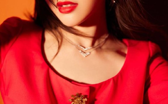 唐嫣穿红裙套装秀曼妙身材！长发飘逸性感妩媚