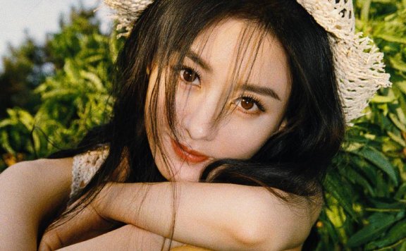 连换3套背心裙的赵丽颖，谁能相信她有32岁了？