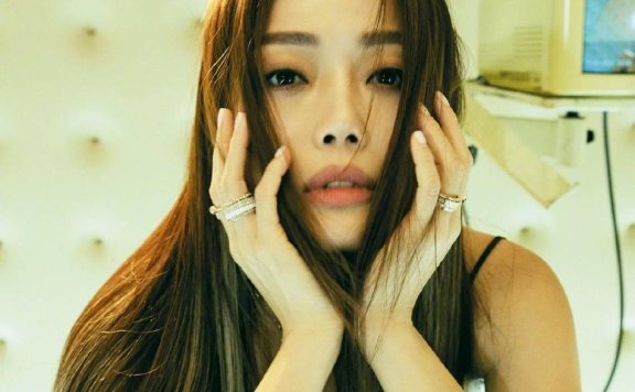 容祖儿最新时尚美图!肤如凝脂明艳妩媚性感