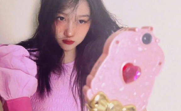 关晓彤穿粉嫩露背裙太妩媚了!表情可爱楚楚动人