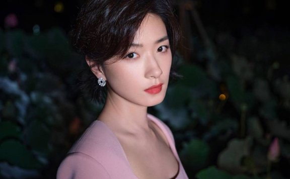 万茜穿粉色露腰连衣裙！身材曼妙美得让人心动