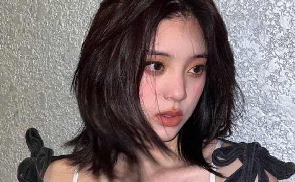 欧阳娜娜分享酷飒写真大秀香肩！曼妙身材美艳撩人