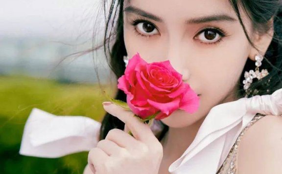 杨颖身穿白羽毛长裙优雅靓丽!白皙的大美腿性感撩人