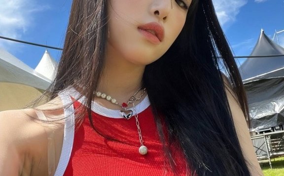 韩女星崔叡娜穿红背心大秀小蛮腰!嘻哈时尚魅力性感又俏丽