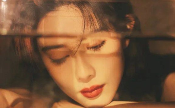 孟子义穿深V吊带衣裙露出事业线!五官精致性感撩人